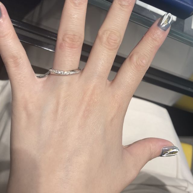 【銀座ダイヤモンドシライシの口コミ】 海外ブランド含め何ヶ所も試着しましたが、自分の指に合うデザインがダイ…