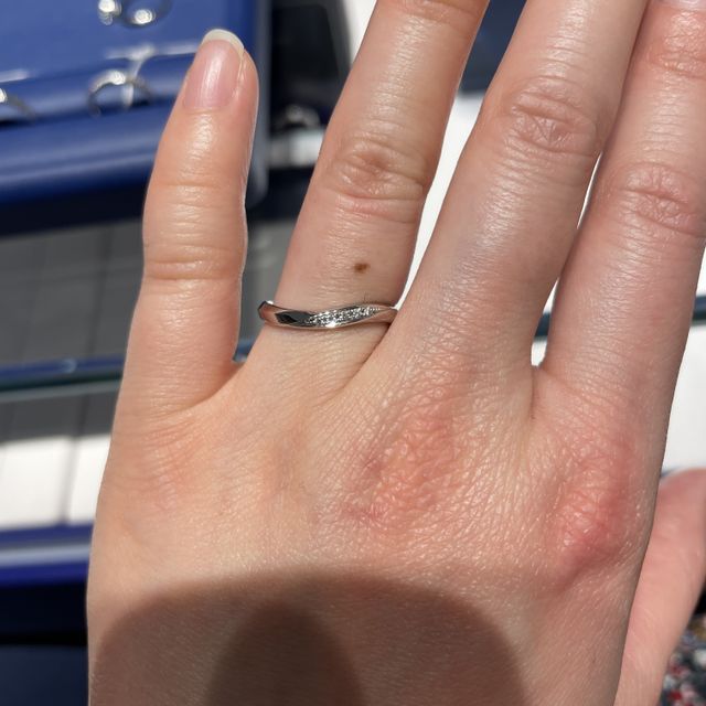 【銀座ダイヤモンドシライシの口コミ】 今回プラチナの指輪を着用してみました。
ウェーブがしっかりかかっており…