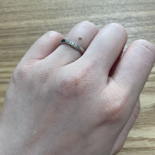 【エクセルコダイヤモンド(EXELCO DIAMOND)の口コミ】 ここのお店では何種類も着用させて頂きました。
私の短い指にはこのデザイ…