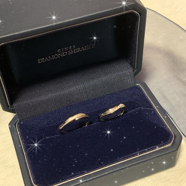 【銀座ダイヤモンドシライシの口コミ】 夫婦ともに、デザインが何よりも決め手です。
私の手がウェーブがかったデ…