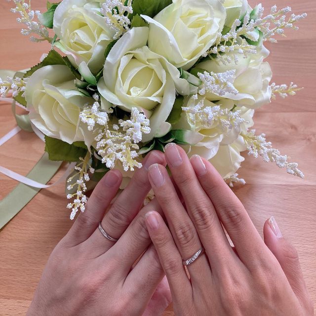 【4℃ BRIDAL(ヨンドシーブライダル)の口コミ】 指の形に合うウェーブタイプにしました。ダイヤの数や指輪の太さでかなり…