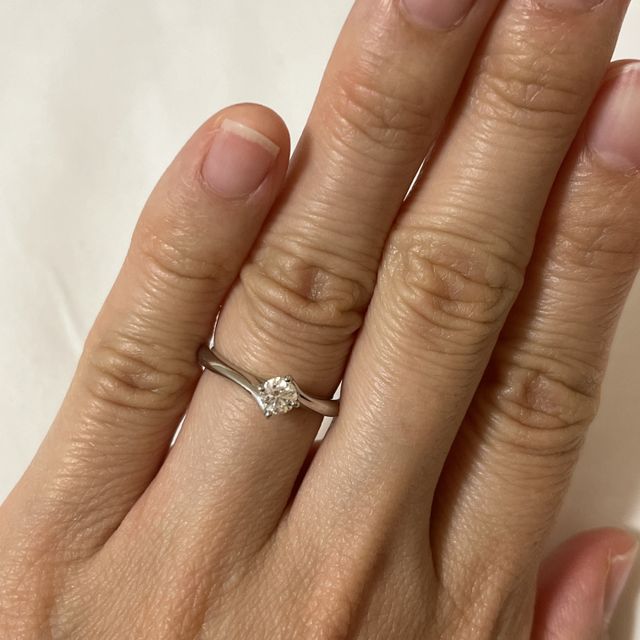 【エクセルコダイヤモンド(EXELCO DIAMOND)の口コミ】 ダイヤが一粒タイプの物を探していました。デザインはシンプルですが、少…