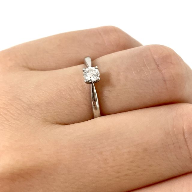 【4℃ BRIDAL(ヨンドシーブライダル)の口コミ】 ダイヤがついた指輪で、なるべくシンプルなものを探して、こちらの指輪に…