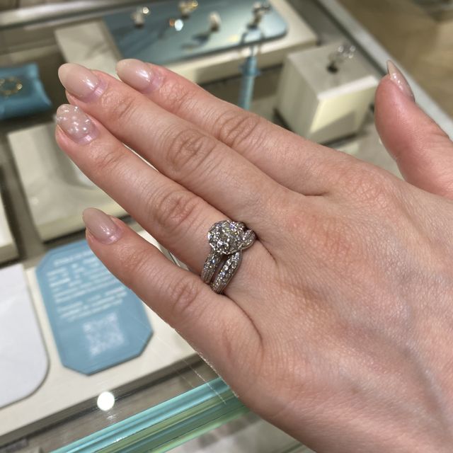 【ブシュロン(BOUCHERON)の口コミ】 婚約指輪探しで初めて来店しました。大きめの指輪を3種おすすめして頂き試…