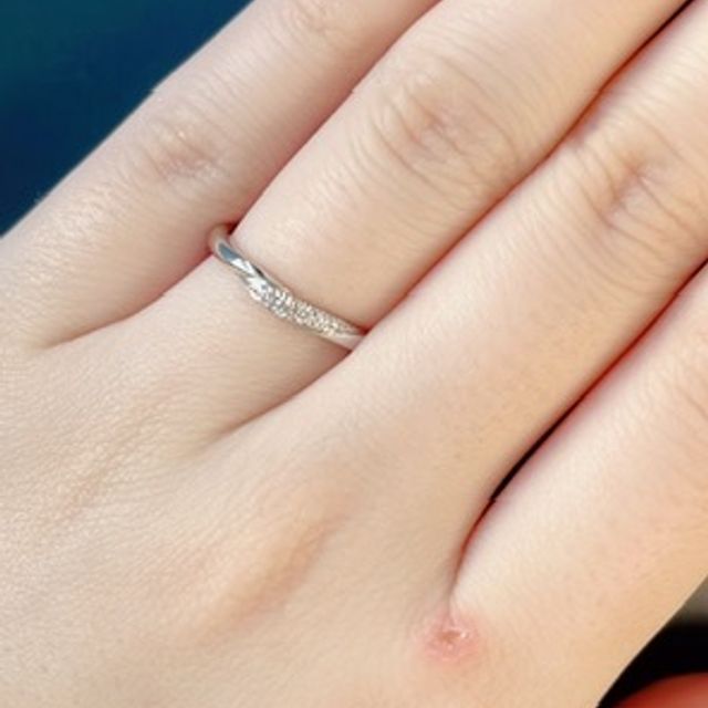 【銀座ダイヤモンドシライシの口コミ】 ダイヤモンドの輝きが決め手となりました。実際にダイヤモンドを見せてい…