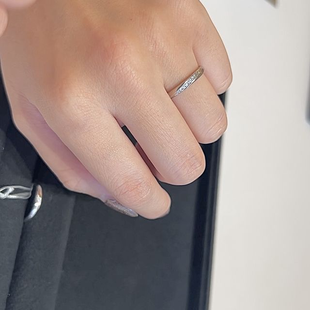 【銀座ダイヤモンドシライシの口コミ】 切り込みが入ったスタイリッシュなデザインの中、小さく散りばめられたダ…