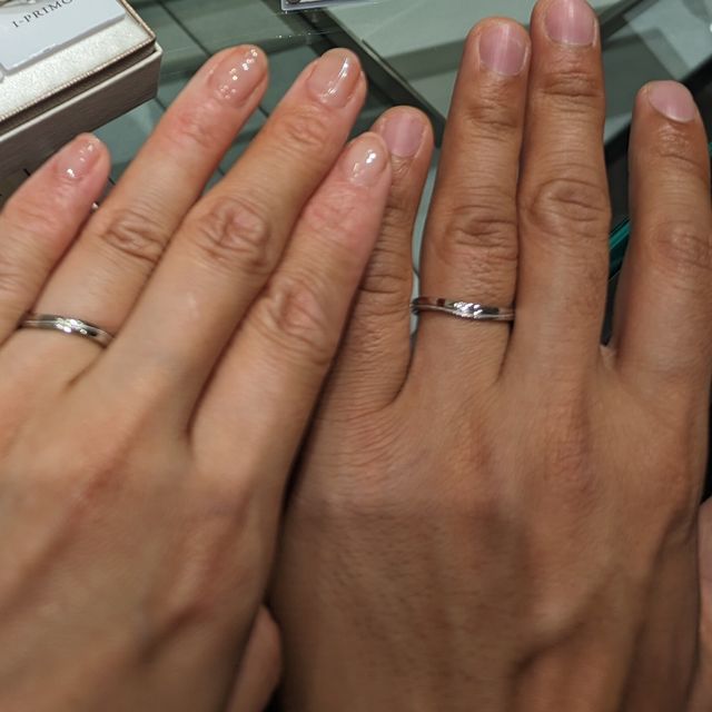 【アイプリモ(I-PRIMO)の口コミ】 指がキレイに見えるウェーブフォルムのプラチナのリングです。アクセント…
