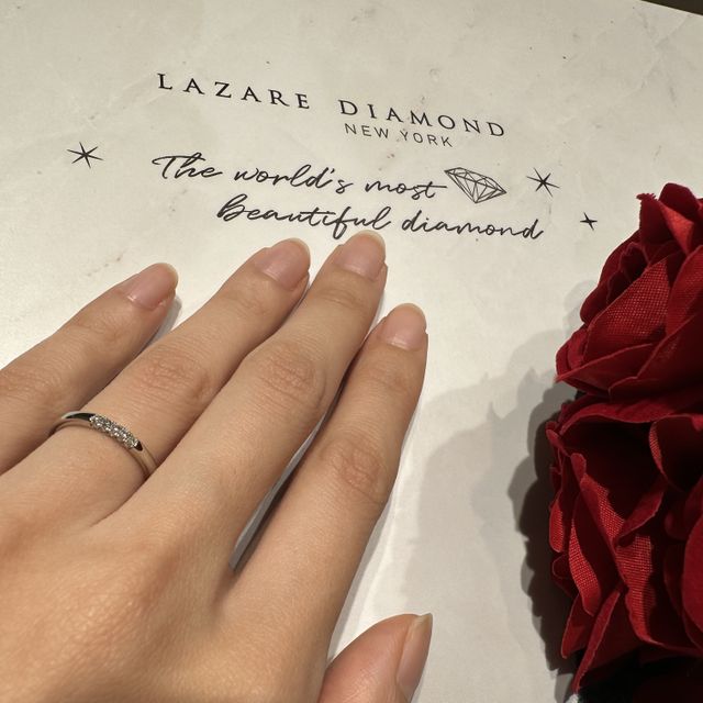 【ラザール ダイヤモンド(LAZARE DIAMOND)の口コミ】 スリーサイドリングの1番の特徴は3方向からダイヤが入っており、どこから…