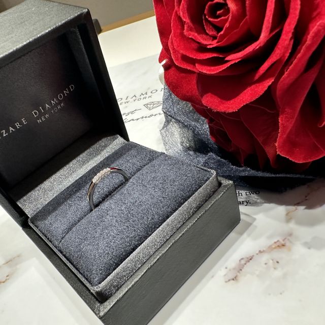 【ラザール ダイヤモンド(LAZARE DIAMOND)の口コミ】 スリーサイドリングの1番の特徴は3方向からダイヤが入っており、どこから…