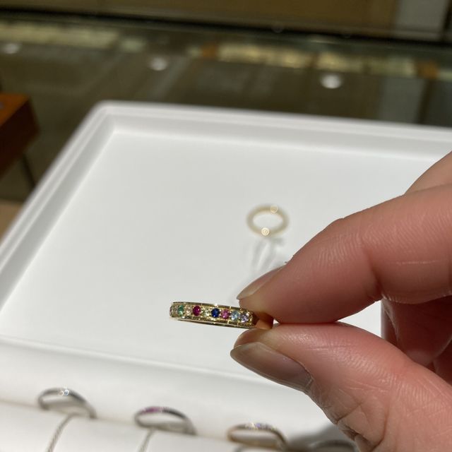 【SUEHIRO(スエヒロ)の口コミ】 オーソドックスなデザインの指輪はたいてい揃っていた印象です。好きな石…