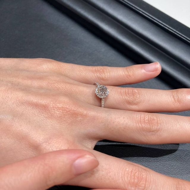 【ラザール ダイヤモンド(LAZARE DIAMOND)の口コミ】 ヘイローリングを検討していたので試着に伺いました。ヘイローリングを揃…