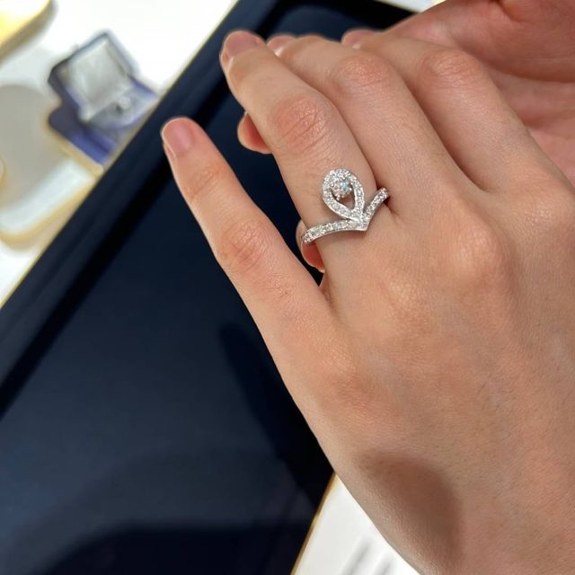 【ショーメ(CHAUMET)の口コミ】 ユニークなデザインだけでなく、白い輝きであることも特徴的でした。素材…