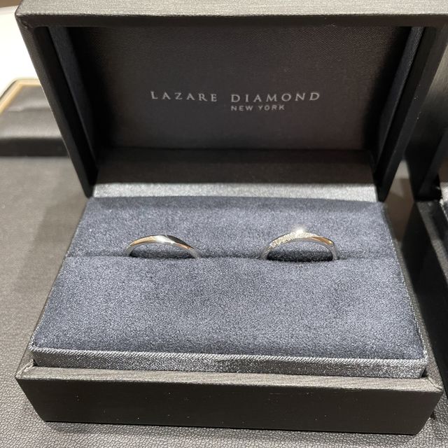 【ラザール ダイヤモンド(LAZARE DIAMOND)の口コミ】 指輪の形もストレート、V字、ウェーブとある中、どれが新郎新婦に似合うか…
