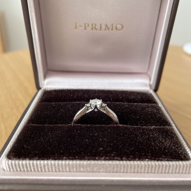 【アイプリモ(I-PRIMO)の口コミ】 飽きのこないシンプルなデザインで、サイドに小さいダイヤが付いている指…