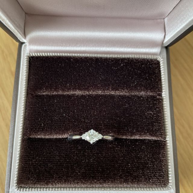 【アイプリモ(I-PRIMO)の口コミ】 飽きのこないシンプルなデザインで、サイドに小さいダイヤが付いている指…