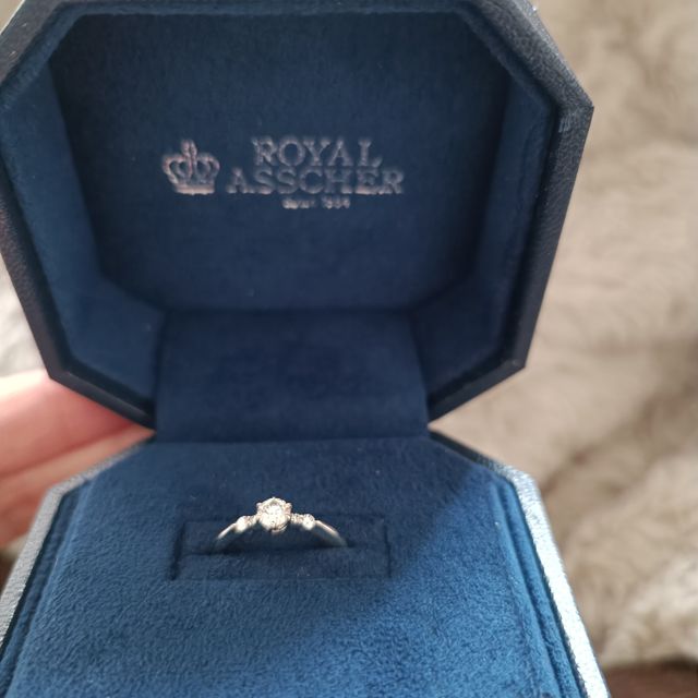 【ROYAL ASSCHER(ロイヤル・アッシャー)の口コミ】 一番の指輪の決め手はデザインです。
本当は婚約指輪を購入する予定はあり…