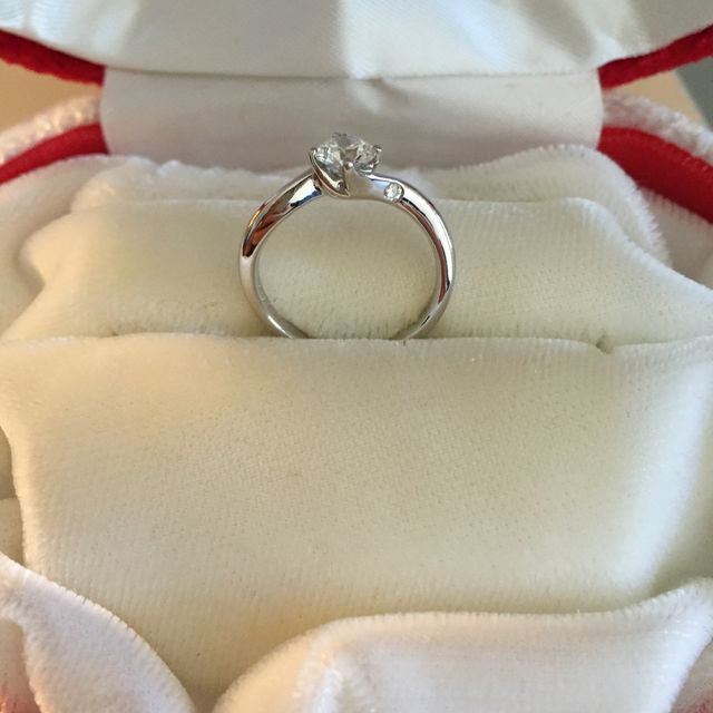 【WATANABE / 卸商社直営　渡辺の口コミ】 デザインとつけ心地で選びました。二枚目の写真のとおり、爪の接合部がな…