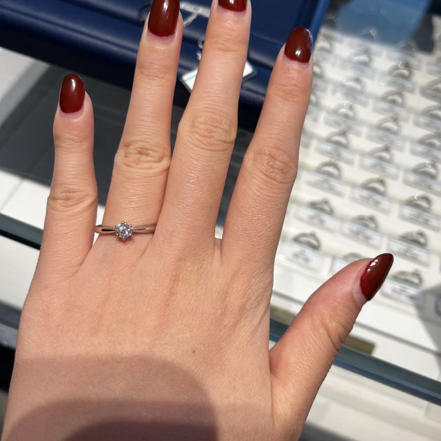 【銀座ダイヤモンドシライシの口コミ】 指輪自体はセットリングで販売されていて、組み合わせで悩む必要がないの…