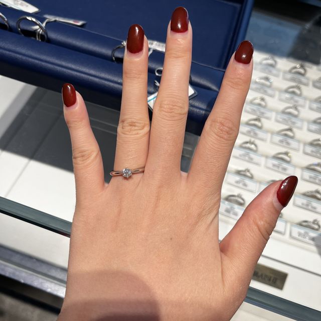 【銀座ダイヤモンドシライシの口コミ】 指輪自体はセットリングで販売されていて、組み合わせで悩む必要がないの…