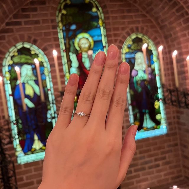 【ラザール ダイヤモンド(LAZARE DIAMOND)の口コミ】 デザインが何より好みでした。3つダイヤが並んでいるので正面から見ると大…