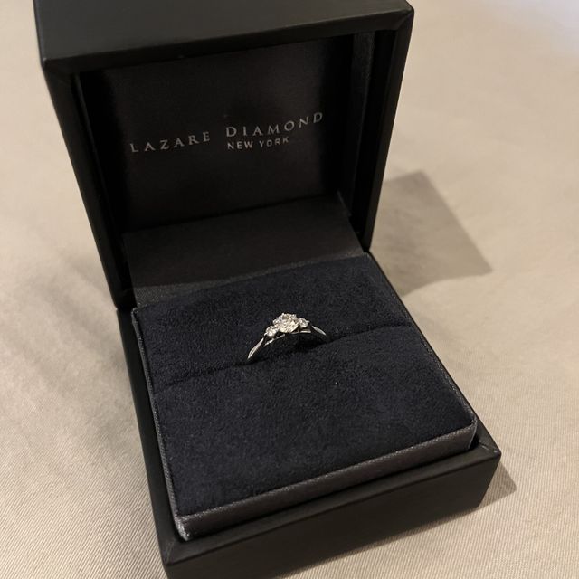 【ラザール ダイヤモンド(LAZARE DIAMOND)の口コミ】 デザインが何より好みでした。3つダイヤが並んでいるので正面から見ると大…