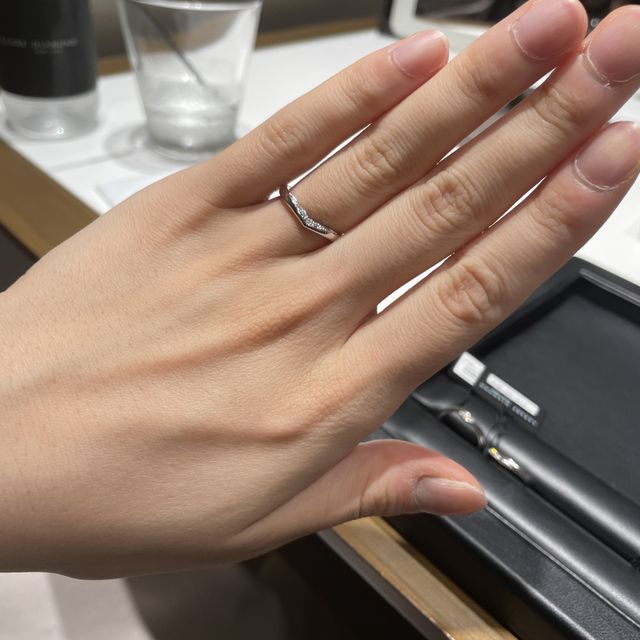 【ラザール ダイヤモンド(LAZARE DIAMOND)の口コミ】 リングのぷっくり感と、V字に切り込みが入った上半分にあしらわれたダイヤ…
