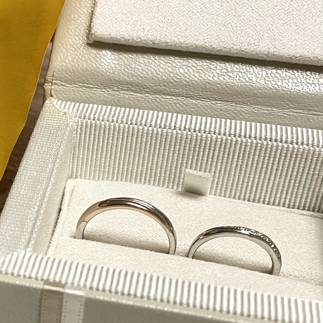 【AMOUR AMULET(アムール・アミュレット)の口コミ】 それぞれ好みのデザインが少し違いました。斜めの捻り線のデザインを共通…