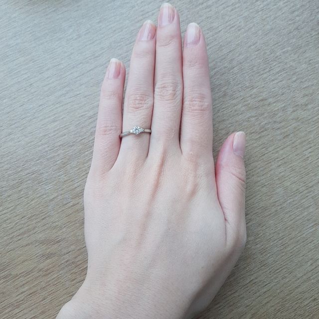 【俄(にわか)の口コミ】 デザインが上品で控えめかつ細身で手に馴染みやすく、鈴蘭からインスピレ…