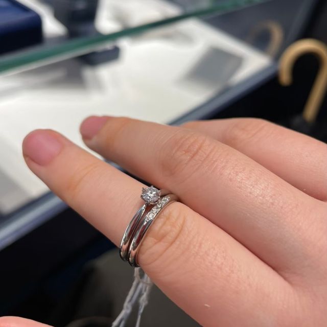 【銀座ダイヤモンドシライシの口コミ】 指輪のデザインはシンプルで普段使いしやすそうなものを出してもらいまし…