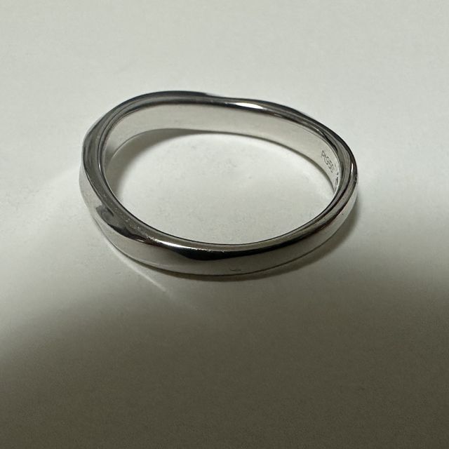 【銀座ダイヤモンドシライシの口コミ】 シンプルな指輪でありながら、力強いウェーブ形状がついていて主張がある…