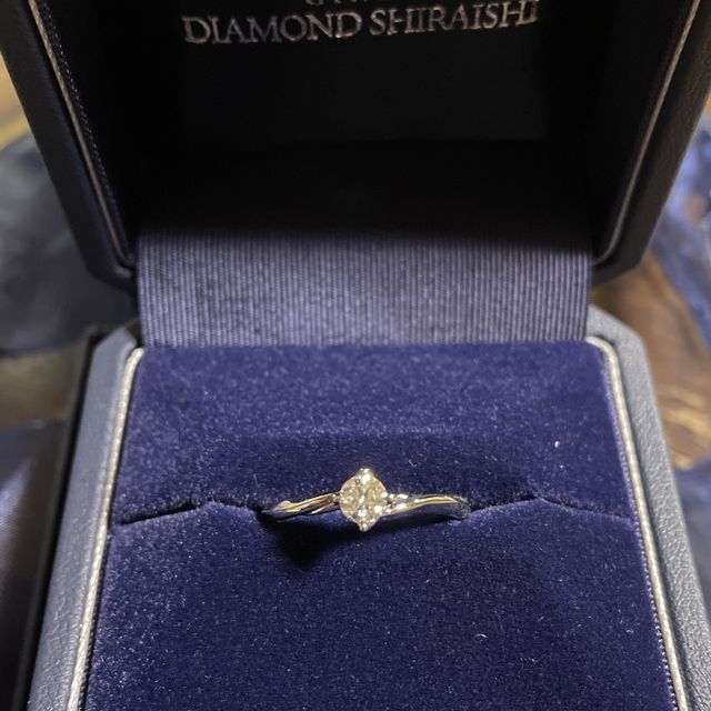 【銀座ダイヤモンドシライシの口コミ】 リングは指が細長く見えるものがいいと話していたため、それを参考に選び…
