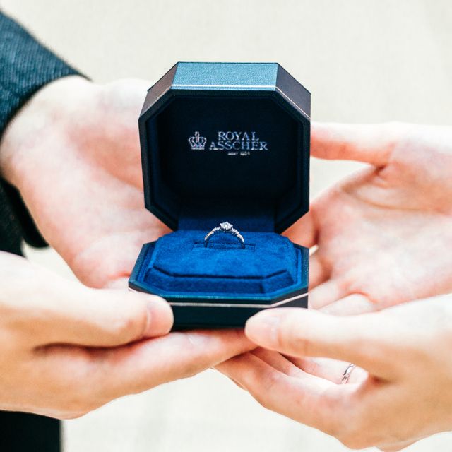 【ROYAL ASSCHER(ロイヤル・アッシャー)の口コミ】 ヨーロピアンカットの白い輝き、他と被らないデザインに惹かれました。特…