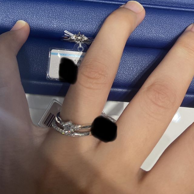 【銀座ダイヤモンドシライシの口コミ】 婚約指輪、結婚指輪どちらも試着させていただきました！上の婚約指輪は左…