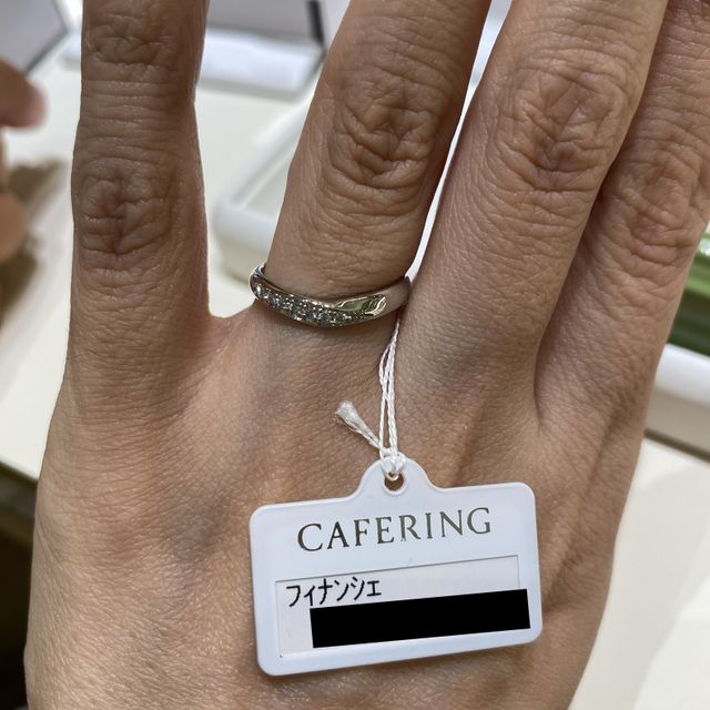 【CAFERING(カフェリング)の口コミ】 V字のデザインが指をキレイに見せてくれて気に入りました✨
ダイヤがV字の…