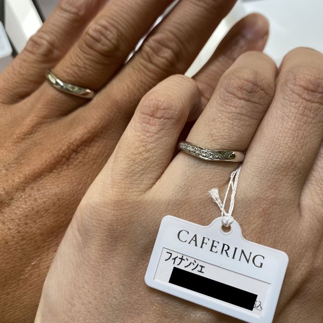 【CAFERING(カフェリング)の口コミ】 V字のデザインが指をキレイに見せてくれて気に入りました✨
ダイヤがV字の…