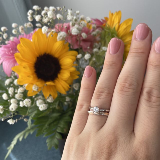 【銀座ダイヤモンドシライシの口コミ】 重ね付けできるようにセットリングを探していました。
結婚指輪は絶対にピ…