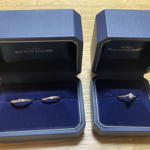 【銀座ダイヤモンドシライシの口コミ】 重ね付けできるようにセットリングを探していました。
結婚指輪は絶対にピ…