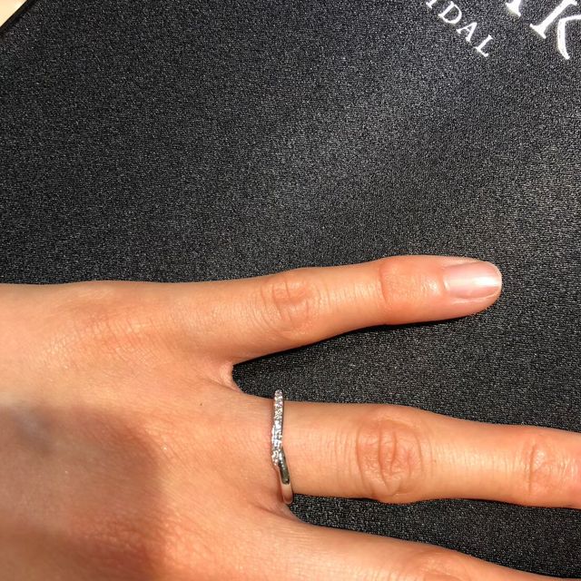 【TASAKI(タサキ)の口コミ】 2人が手を取り合っている姿をイメージした指輪だそうで、細身で華奢なデザ…