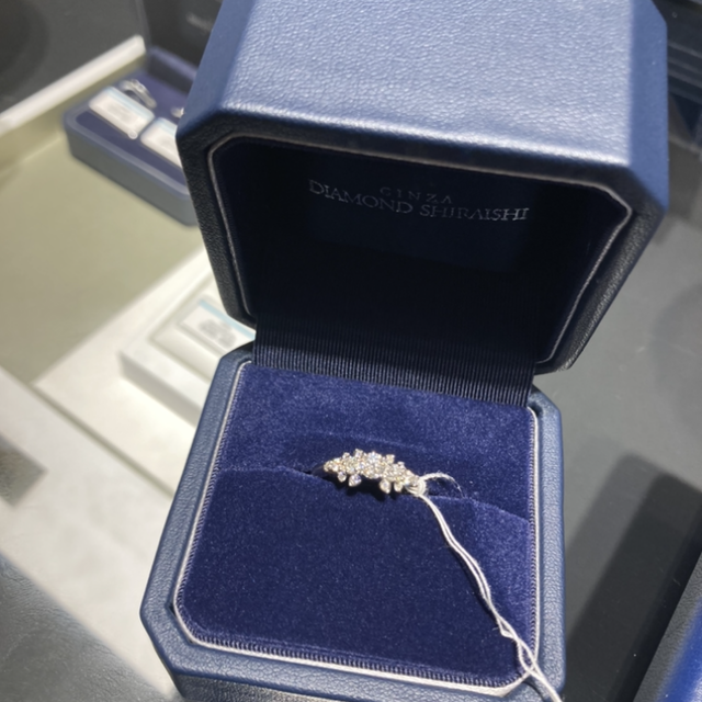 【銀座ダイヤモンドシライシの口コミ】 婚約指輪がとにかくゴージャスでキラキラしており、大振りでデザインに一…