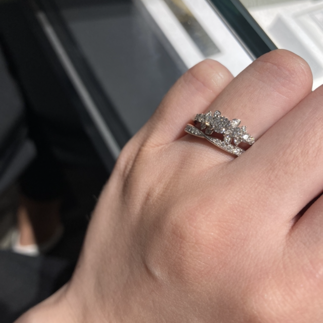 【銀座ダイヤモンドシライシの口コミ】 婚約指輪がとにかくゴージャスでキラキラしており、大振りでデザインに一…