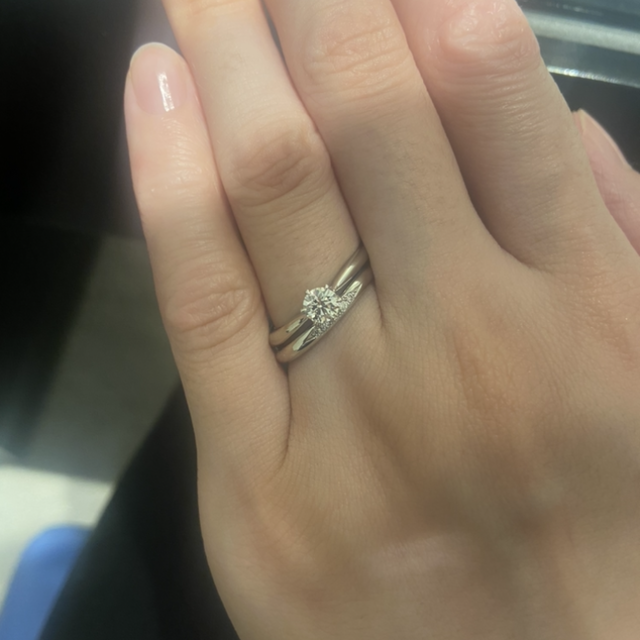 【銀座ダイヤモンドシライシの口コミ】 婚約指輪がとにかくゴージャスでキラキラしており、大振りでデザインに一…