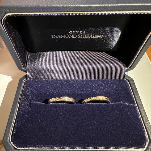 【銀座ダイヤモンドシライシの口コミ】 決めては指輪のデザインになります。
通常の丸い指輪の形と違い、捻れた特…