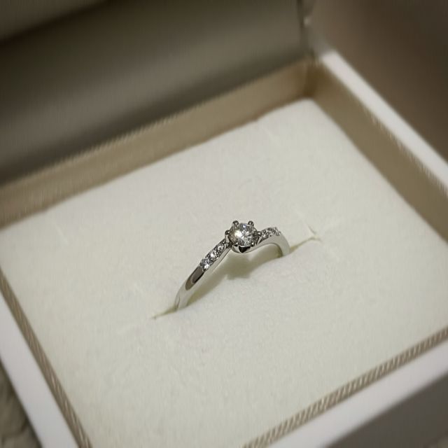 【サマンサティアラブライダル(Samantha Tiara Bridal)の口コミ】 とにかくデザインに惹かれました。真ん中のダイヤの大きさや輝き、両サイ…