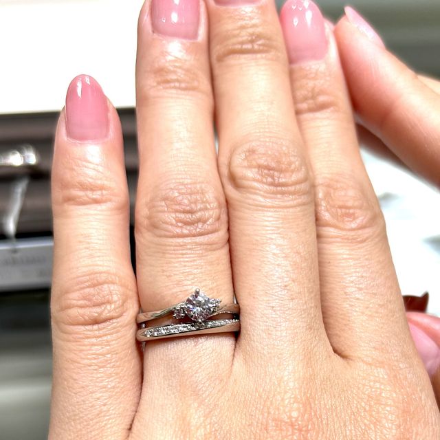 【アイプリモ(I-PRIMO)の口コミ】 中央ダイヤの両側にメレダイヤが上品に配置されたデザイン。華やかな結婚…