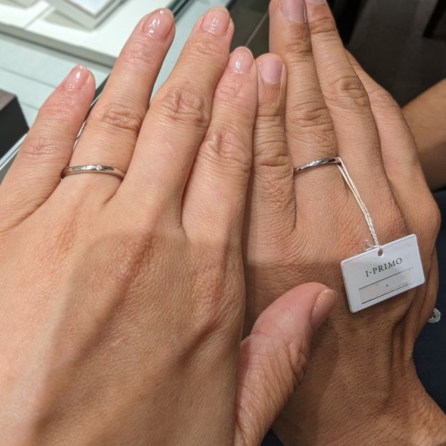 【アイプリモ(I-PRIMO)の口コミ】 シンプルで形がきれいなウェーブフォルムのプラチナのリングです。二人と…