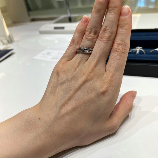 【4℃ BRIDAL(ヨンドシーブライダル)の口コミ】 シンプルすぎずダイヤが入ったもので、婚約指輪と重ねづけできるものが希…