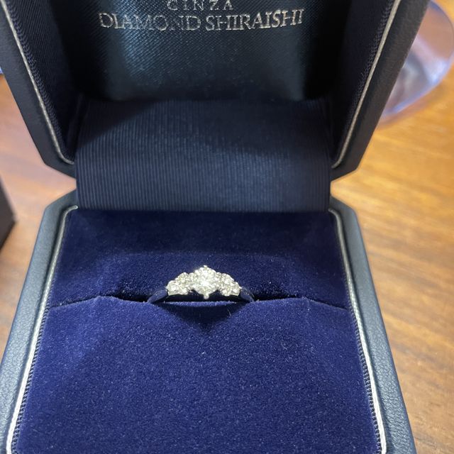 【銀座ダイヤモンドシライシの口コミ】 当初リング全体にダイヤが配置されているデザインと悩みましたが、シンプ…