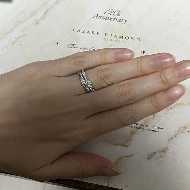 【ラザール ダイヤモンド(LAZARE DIAMOND)の口コミ】 入籍後の婚約指輪購入でした。
結婚指輪がエタニティリングなので、婚約指…