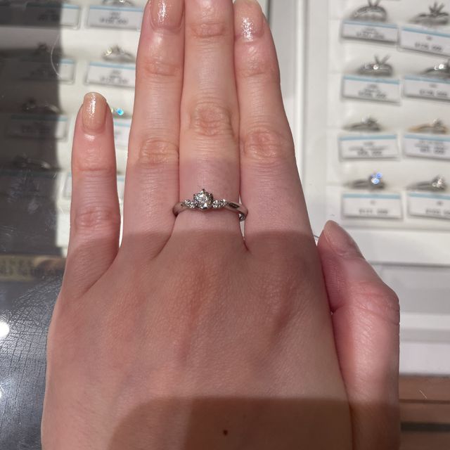 【銀座ダイヤモンドシライシの口コミ】 メインダイヤの両脇に動きのある小さなダイヤモンドが配置されています。…