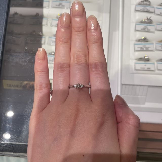 【銀座ダイヤモンドシライシの口コミ】 メインダイヤの横に一石ずつ小さなダイヤが並んでいます。シンプルですが…